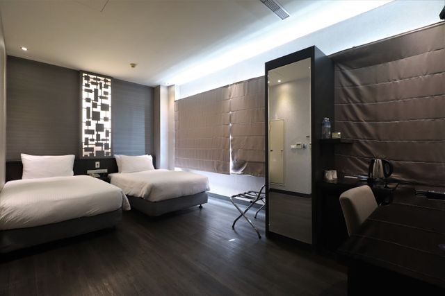 J-Hotel-Monarch Double | Two Small Beds-5