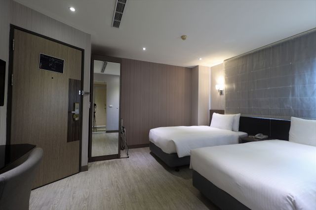J-Hotel-Monarch Double | Two Small Beds-7