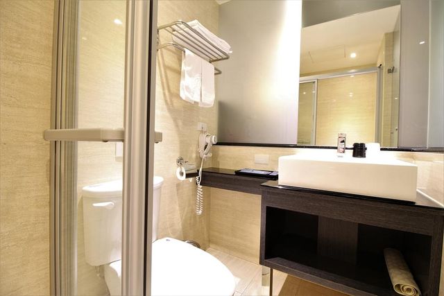 J-Hotel-Monarch Double | Two Small Beds-9