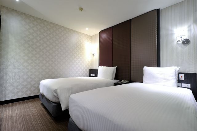 J-Hotel-Monarch Double | Two Small Beds-4