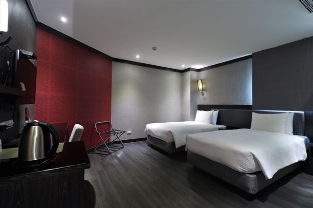 J-Hotel-Monarch Double | Two Small Beds-3