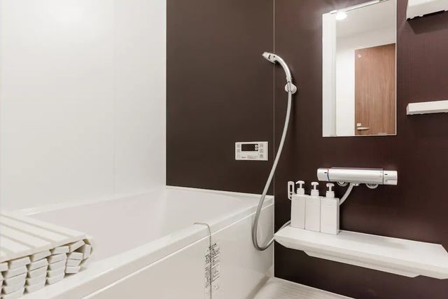 bath tub and shower on the 1st floor