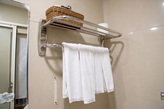 僅提供毛巾、洗髮精、沐浴乳吹風機﹐其餘盥洗用品請自行攜帶。
