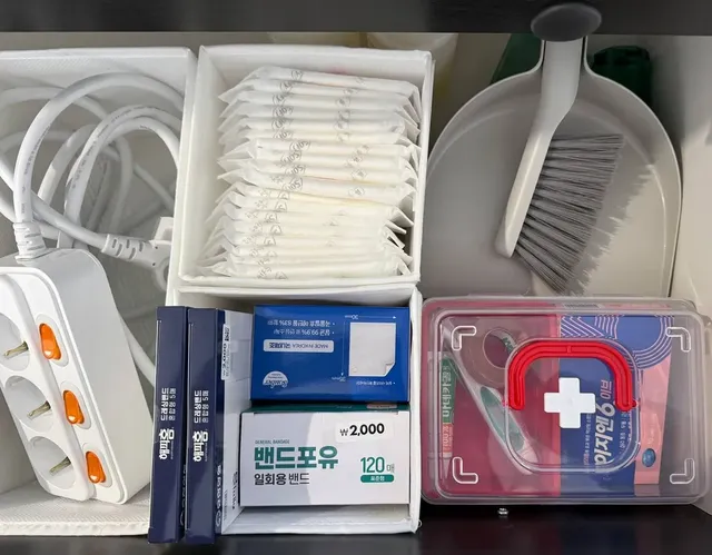 상비약,여성욕품,비품(화장지,멀티콘센트,청소도구)