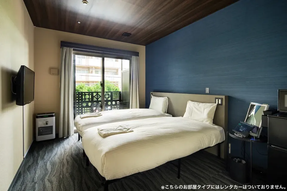 BbyC Hotel 那霸｜提供租車服務/旭橋站步行10分-雙床房－無障礙空間（無租車服務）-1