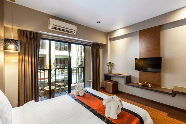 Deluxe Pool Access Room