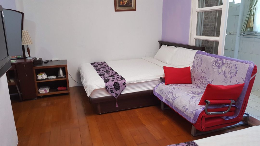 Dongshan left bank bed and breakfast