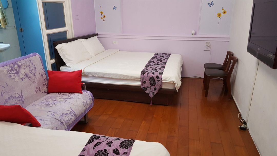 Dongshan left bank bed and breakfast