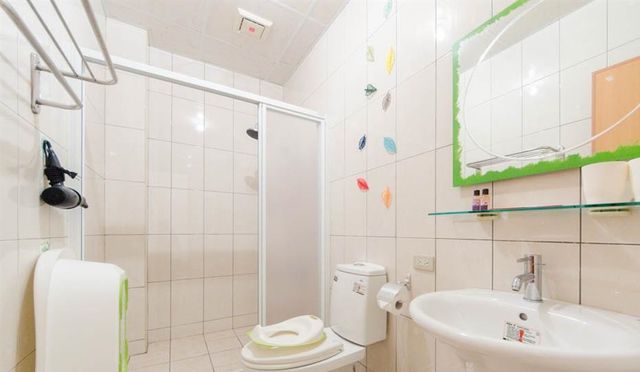 Anping two parent-child bed and breakfast-Tree House Triple Family Room-6