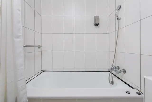 ItaThao Smart Stay with Elevator-Quadruple room with bathtub-14