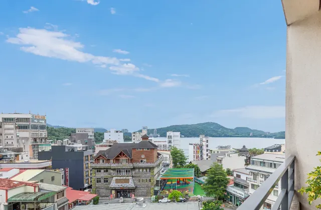 ItaThao Smart Stay with Elevator-Quadruple room with lake view-11
