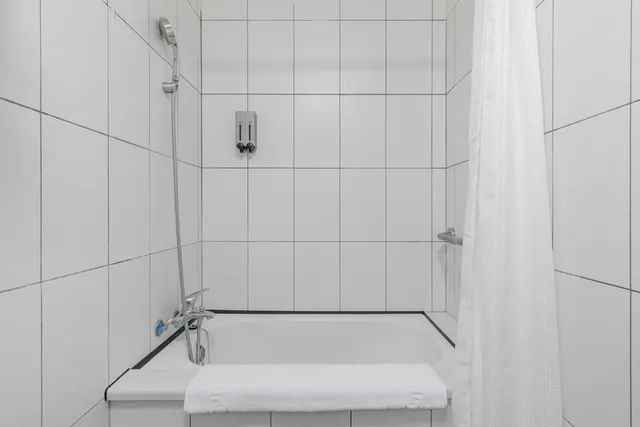 ItaThao Smart Stay with Elevator-Quadruple room with lake view-13