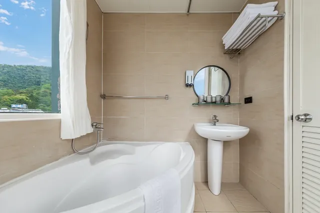 ItaThao Smart Stay with Elevator-Family room with lake view-13
