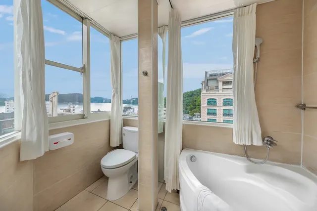 ItaThao Smart Stay with Elevator-Family room with lake view-11