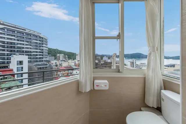 ItaThao Smart Stay with Elevator-Family room with lake view-12