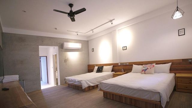 The Red Hotel-Garden Quadruple Room-5