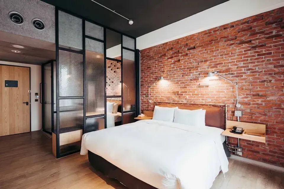 【高鐵假期】 台南 U.I.J 友愛街旅館2日自由行｜提供背包客房，鄰近友愛街商圈-【29天前預購優惠】- 【2025早鳥29天】友緻客房(1大床/2小床)-2