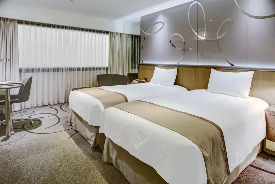 【高鐵假期】 翰品酒店高雄2日自由行｜近鹽埕埔站、駁二藝術特區-【29天前預購優惠】- 【29天前早鳥】雅緻客房(1中床/2小床，含早餐)-2