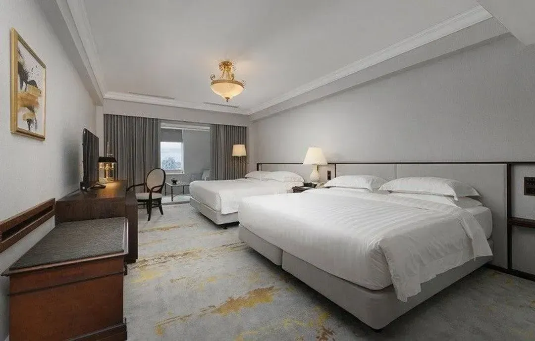 【高鐵假期】 高雄漢來大飯店2日自由行-【常態促銷】- 逸居/亞灣家庭房(港景-2中床，2人住，含早餐)-1