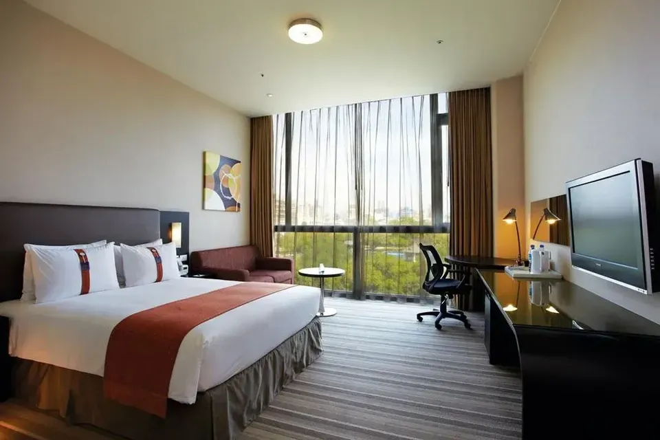 【高鐵假期】 臺中公園智選假日飯店2日自由行-【搭高鐵．送住宿】- 【搭高鐵．送住宿】園景標準客房(1大床)-1