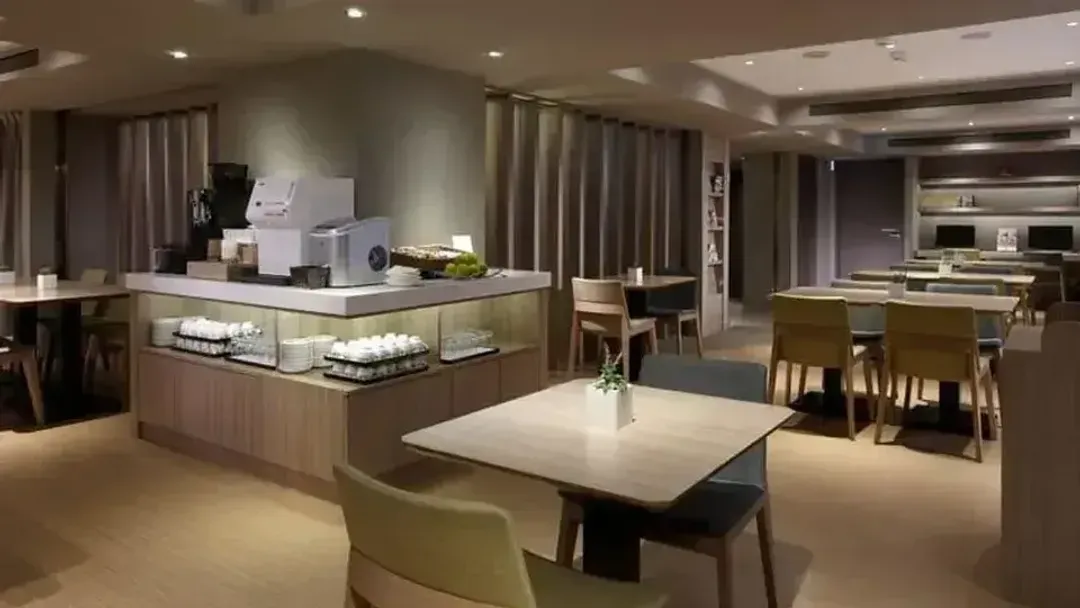 【High Speed Rail Holiday】 Royal Inn Taipei Linsen 2-Day Free Tour