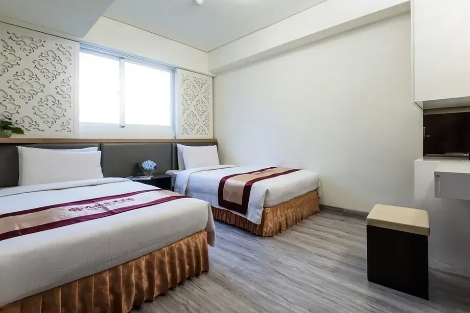 【高鐵假期】 高雄首福大飯店2日自由行｜近美麗島捷運站、六合商圈、愛河-【搭高鐵．送住宿】- 首福雙人房(1大床/2小床)-1