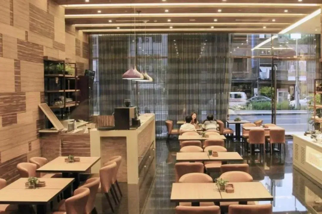 【高鐵假期】 台北首都大飯店松山館2日自由行｜近松山站、饒河夜市