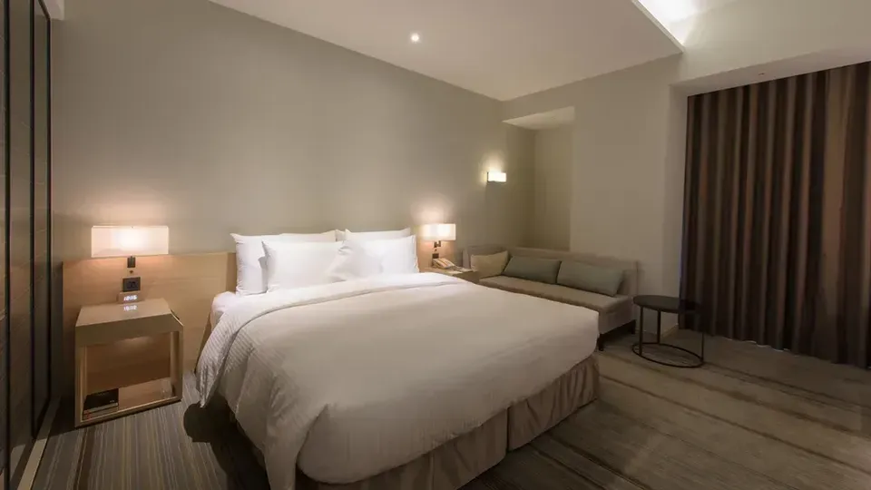 【高鐵假期】 和逸飯店．高雄中山館2日自由行｜近三多商圈、世運主場館-【常態促銷】- 舒適客房(無窗-1大床/2小床)-1