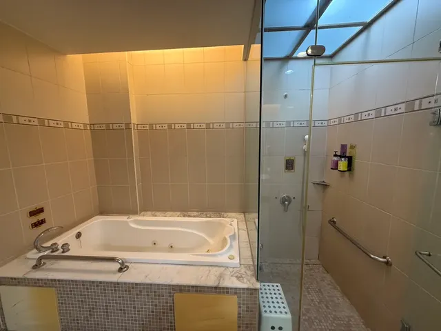 麗莎旅舘-豪華商務四人房-11