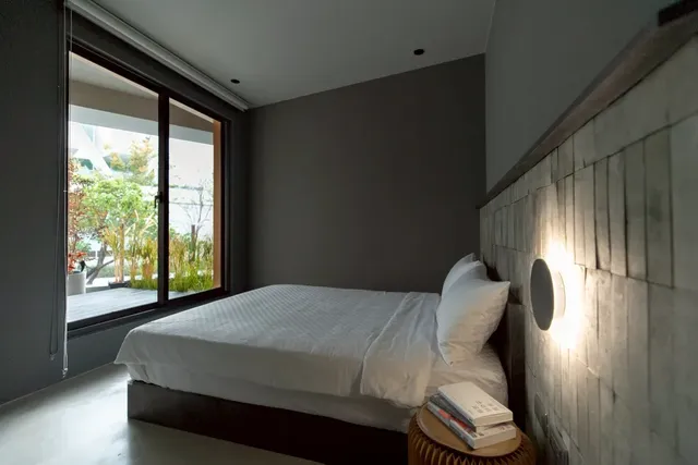 ／Room • 打開／ 透過打開落地窗所見的美二館景緻，與獨立書店「書粥」選書，打開不同的閱讀視野與樂趣，完整「打開」你的身心靈。