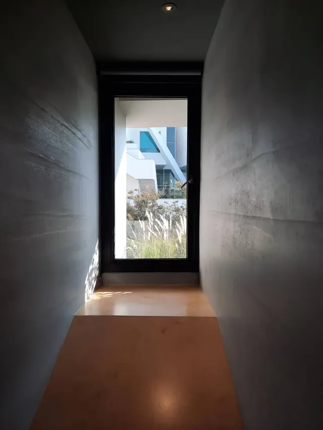 ／Room • 凝望／ 透過小窗望著層層堆疊的美術館，小斜坡設計的視覺錯位，營造像是登上美術館森山般氛圍