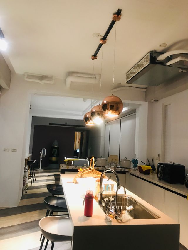 1樓公共空間～小家電齊全，夜幕低垂好美哦?
