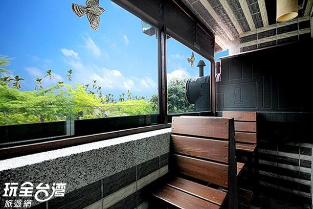 Jinge Bed and Breakfast-Steam Locomotive Railway View Suite (Standard Quadruple)-3
