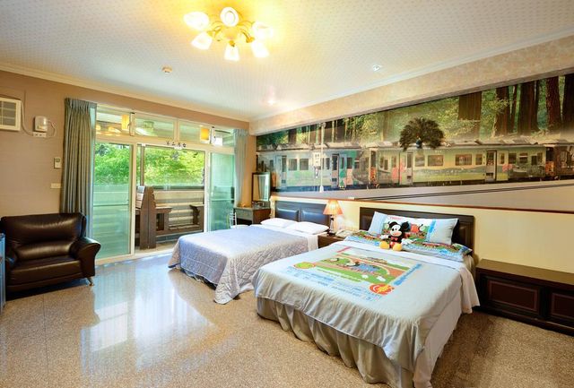 Jinge Bed and Breakfast-Steam Locomotive Railway View Suite (Standard Quadruple)-2