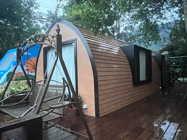 圓弧木屋造型結合玻璃窗與戶外吊椅，沉浸在山林氛圍中，白天享受日光灑落，夜晚靜聽蟲鳴，是放鬆身心的理想之地。