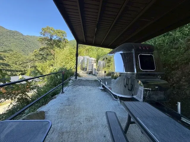 虹夕尖石免搭帳露營區｜獨家8折起！寵物友善、高海拔、鄰近青蛙石天空步道-【虹夕伴山】 露營車 C3-1