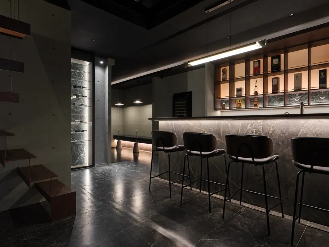 Miu Hostel x Bar Miu
