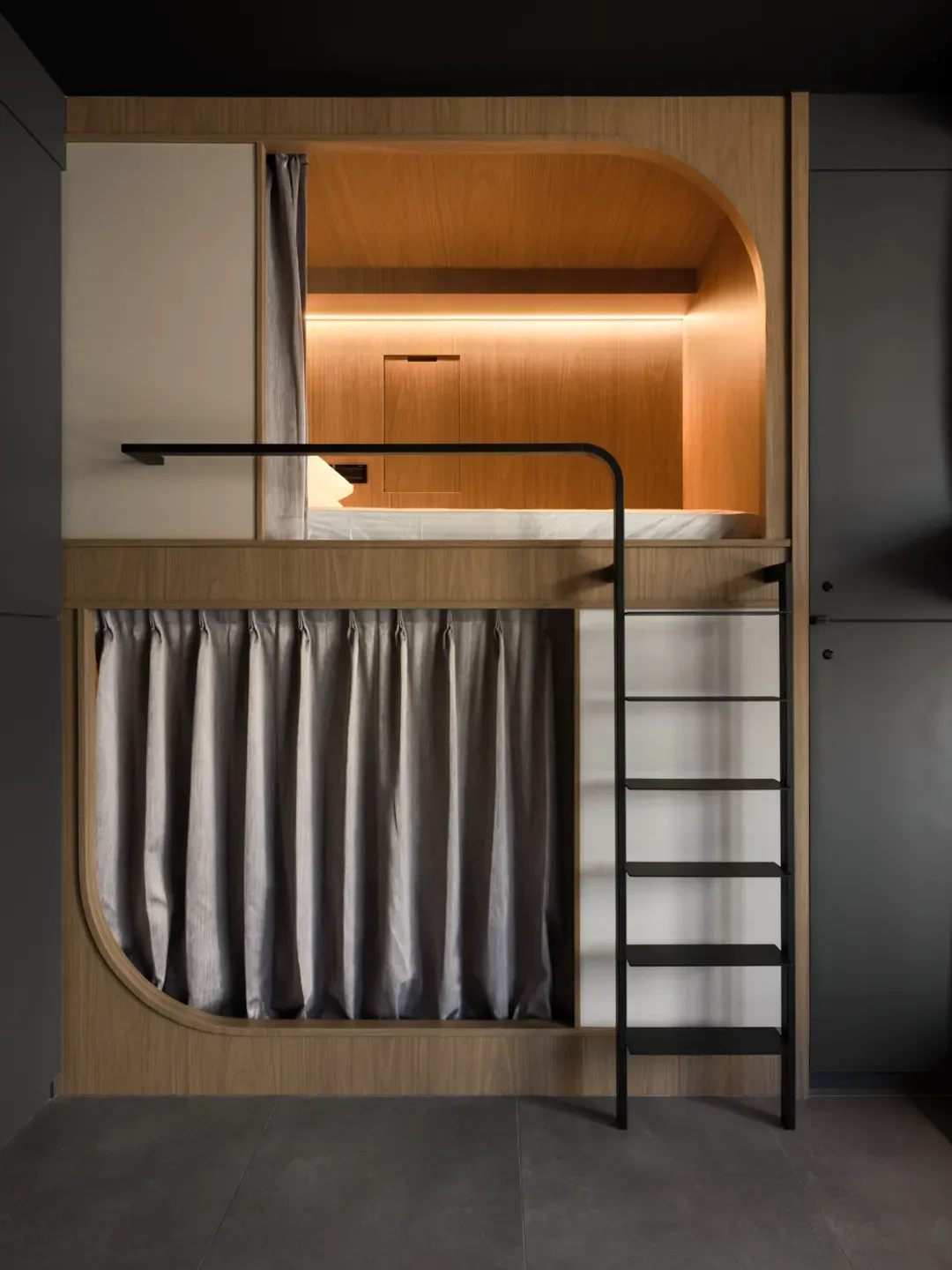 Miu Hostel x Bar Miu