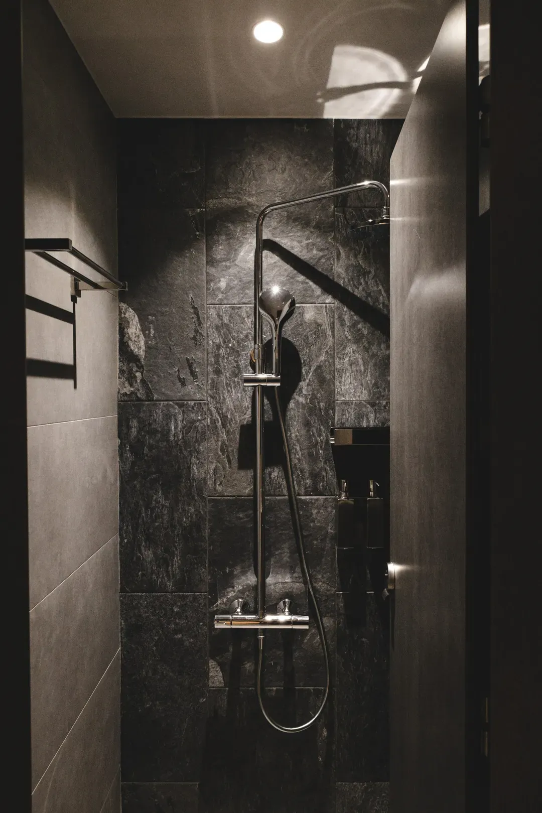 Miu Hostel x Bar Miu
