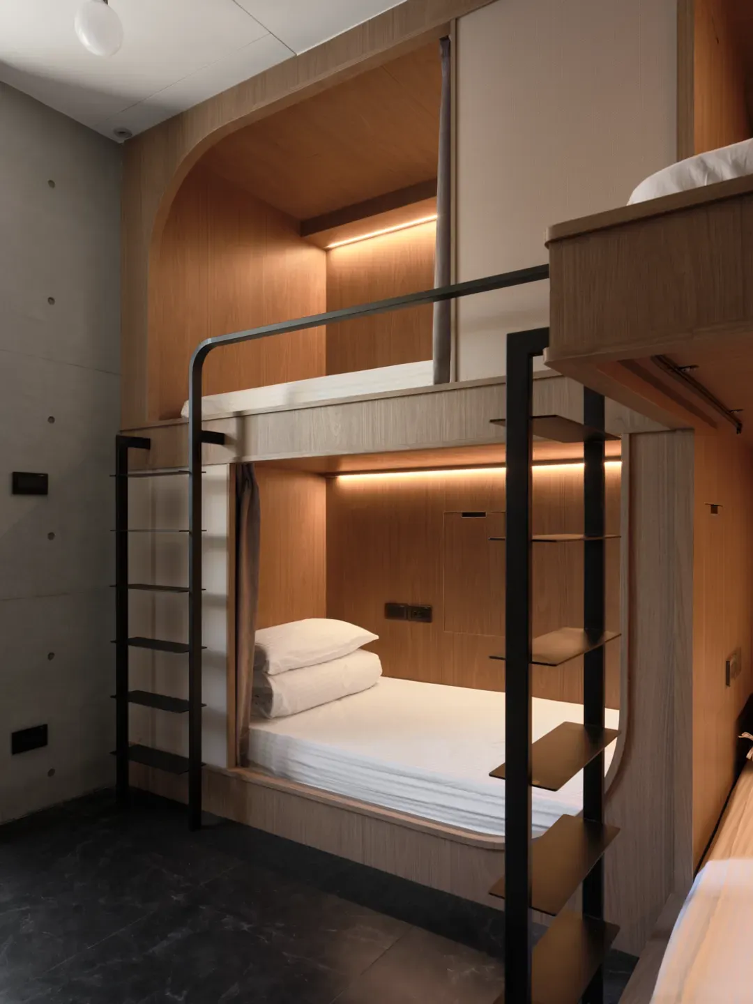 Miu Hostel x Bar Miu