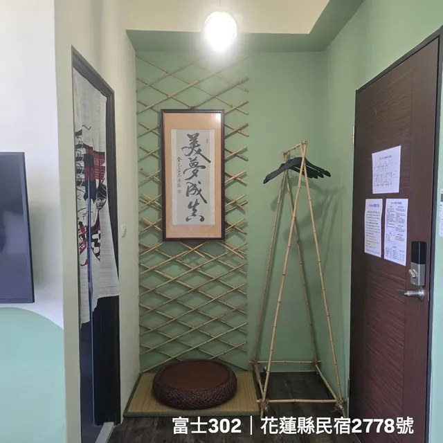 「美夢成真」書法牆｜竹製掛衣架與藝術書法，增添房內質感