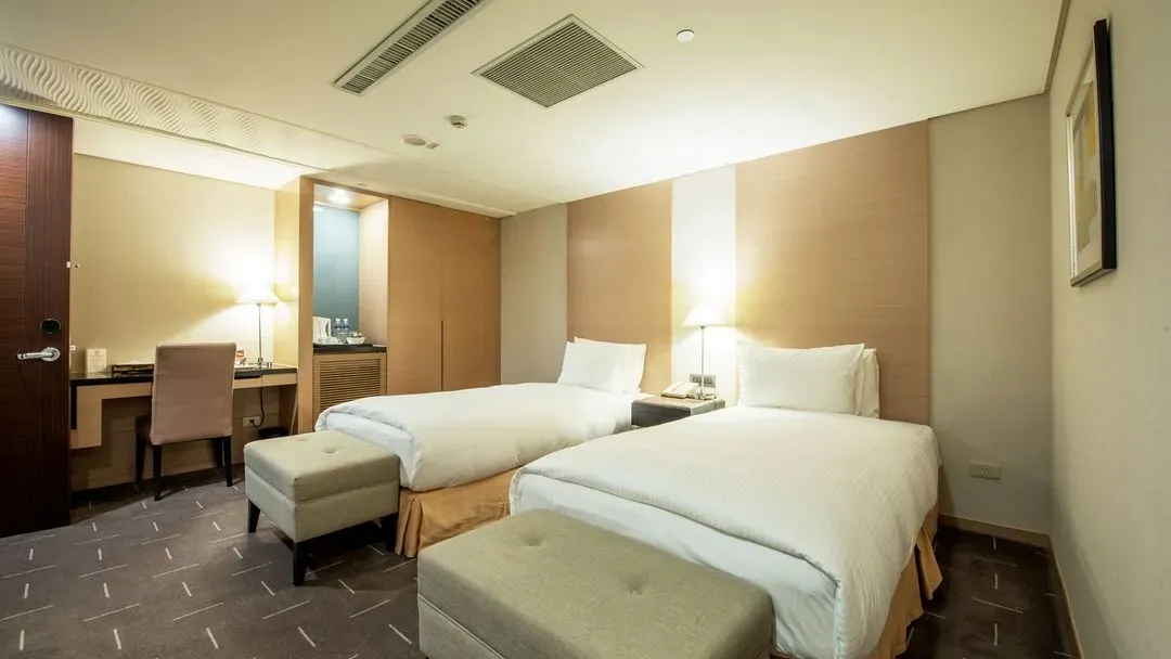 CHECK inn SELECT Taichung Dadun