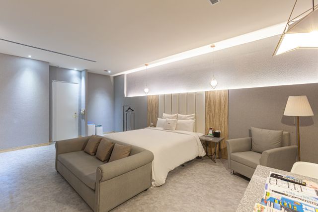 六星-中壢館 | 鄰近中壢觀光夜市-豪華雙人房(無KTV)｜含早餐-2