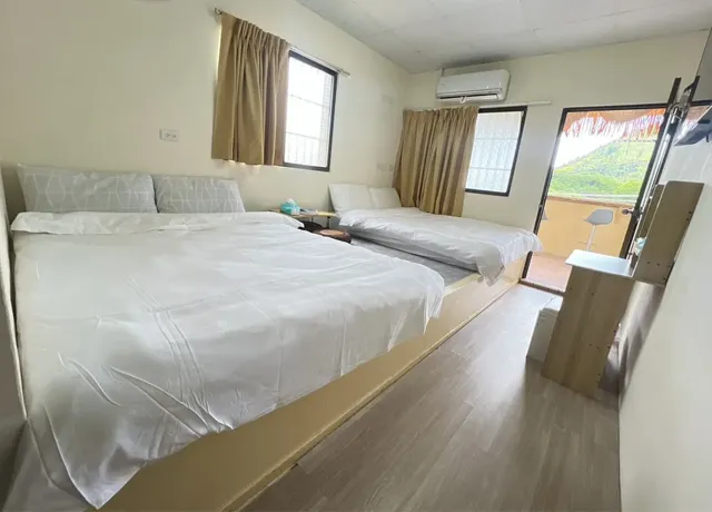 榻榻米山景陽台四人房