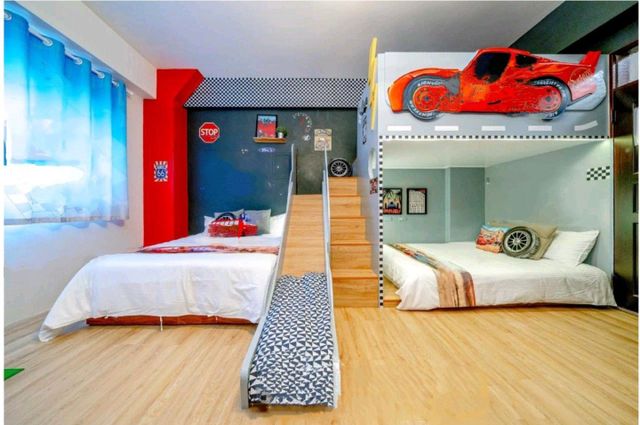 1955 kids friendly BnB-Cars family room-2