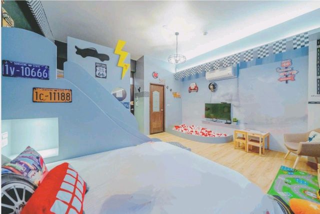 1955 kids friendly BnB-Cars family room-3