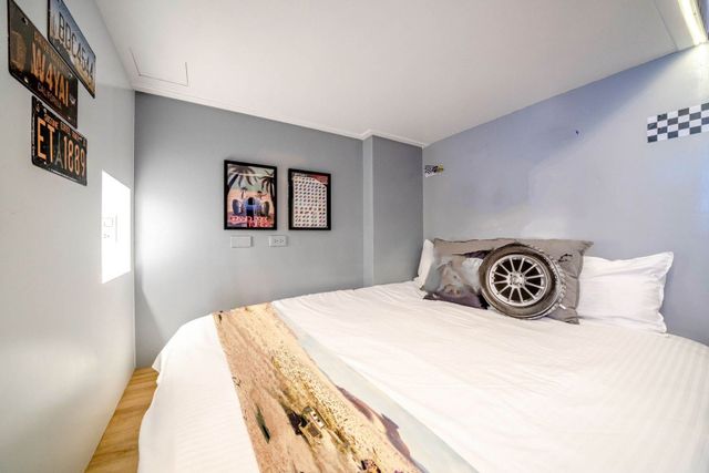 1955 kids friendly BnB-Cars family room-5