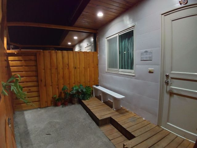 文藝復興墾丁大街民宿 | 室內公共空間自行車停放-庭院小屋雙大床房(2-4人)-5