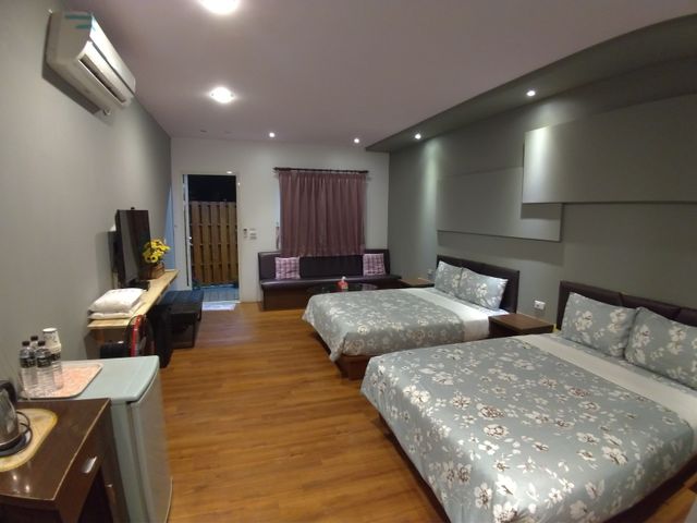 文藝復興墾丁大街民宿 | 室內公共空間自行車停放-庭院小屋雙大床房(2-4人)-4