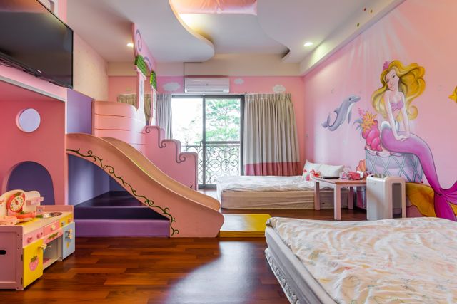 Funny Eggs Guest House-Comfort Quad Room with Bathtub-Princess Castle-4